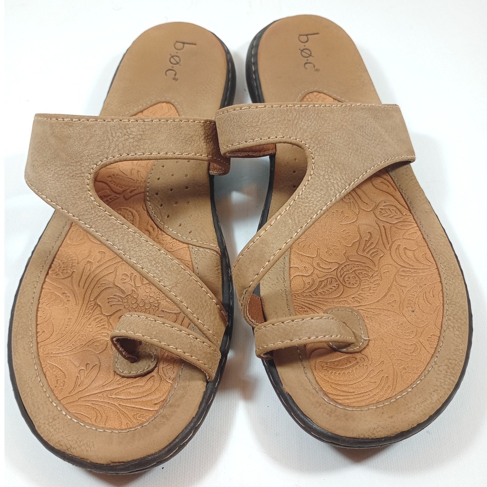 b.o.c. Toe Loop Sandals 10M Tan Excellent Floral Embossed Boho Comfort Slide